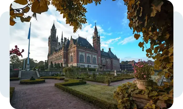 Historisch gebouw met een tuin