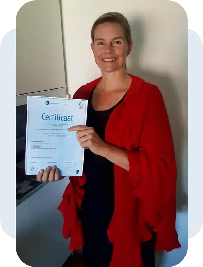 Wendy Helena Franken met haar certificaat