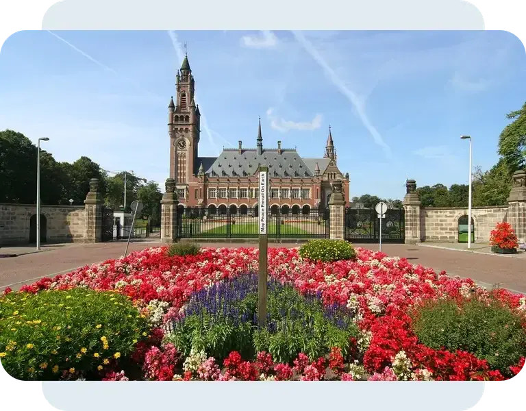 Historisch gebouw achter een bloementuin