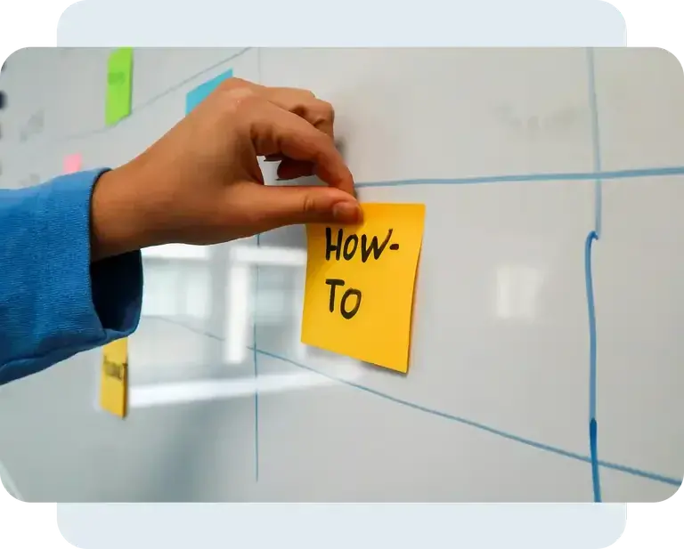 Hand plaatst een notitie op een planbord