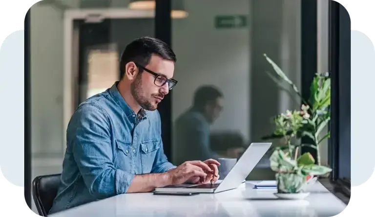 Medewerker werkt op een laptop