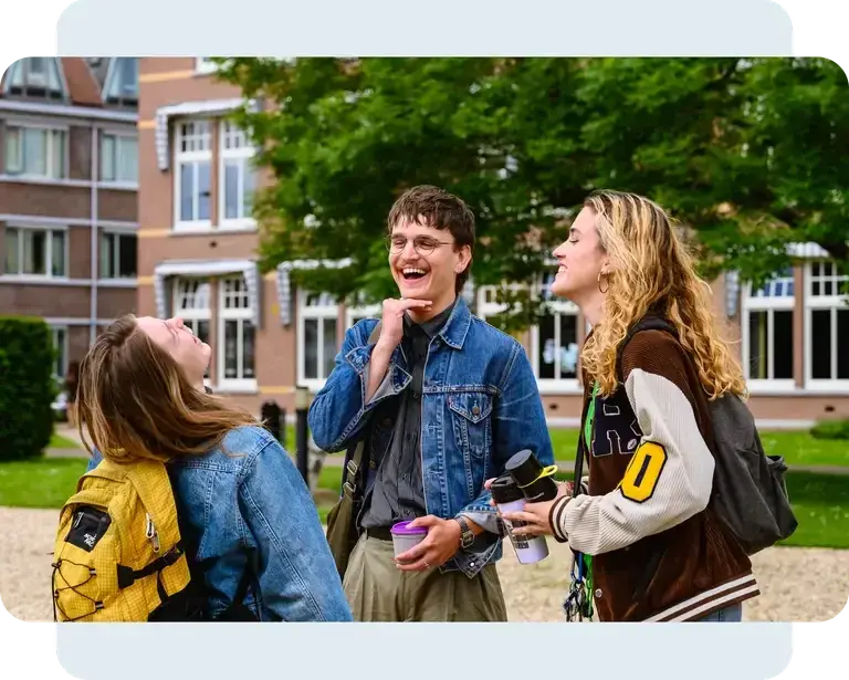 Collega?s in gesprek buiten een kantoorgebouw